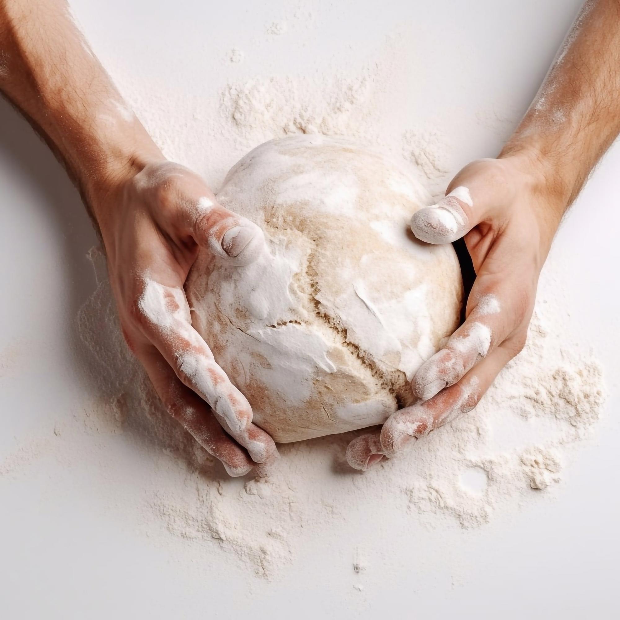 Dettaglio di mani che impastano pane
